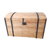 Old wooden trunk/trunk