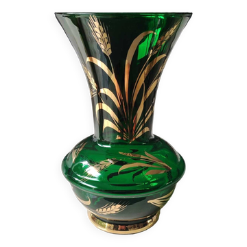 Vase Verrerie de Monaco/Monte Carlo, estampillé emblème Couronne. En verre soufflé vert émeraude, motifs épis de blé or. Dim 25 x 15 cm