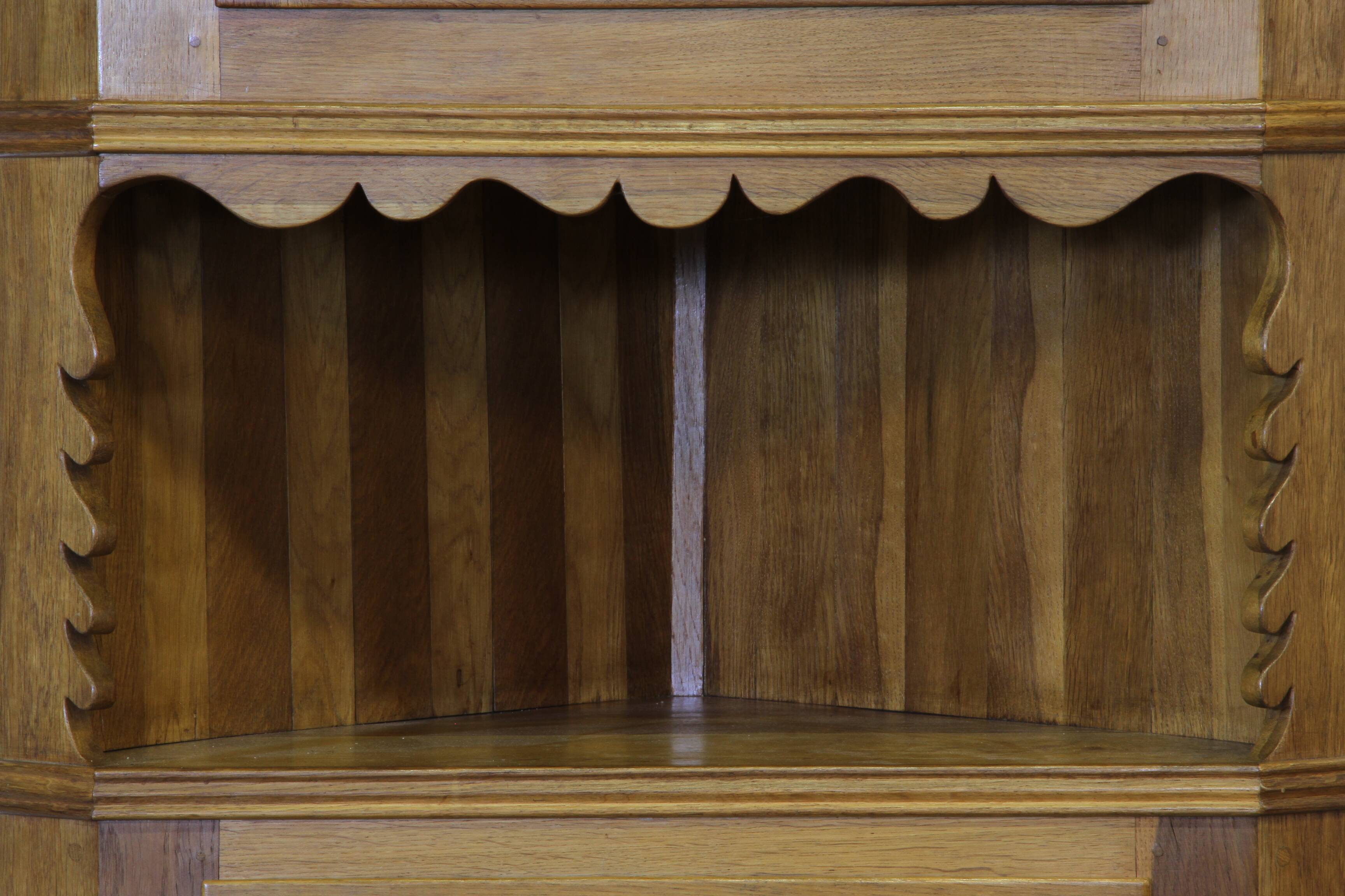 Cabinet d'angle vintage des années 1960 en chêne massif dans le style de Kjærnulf, design danois moderne.