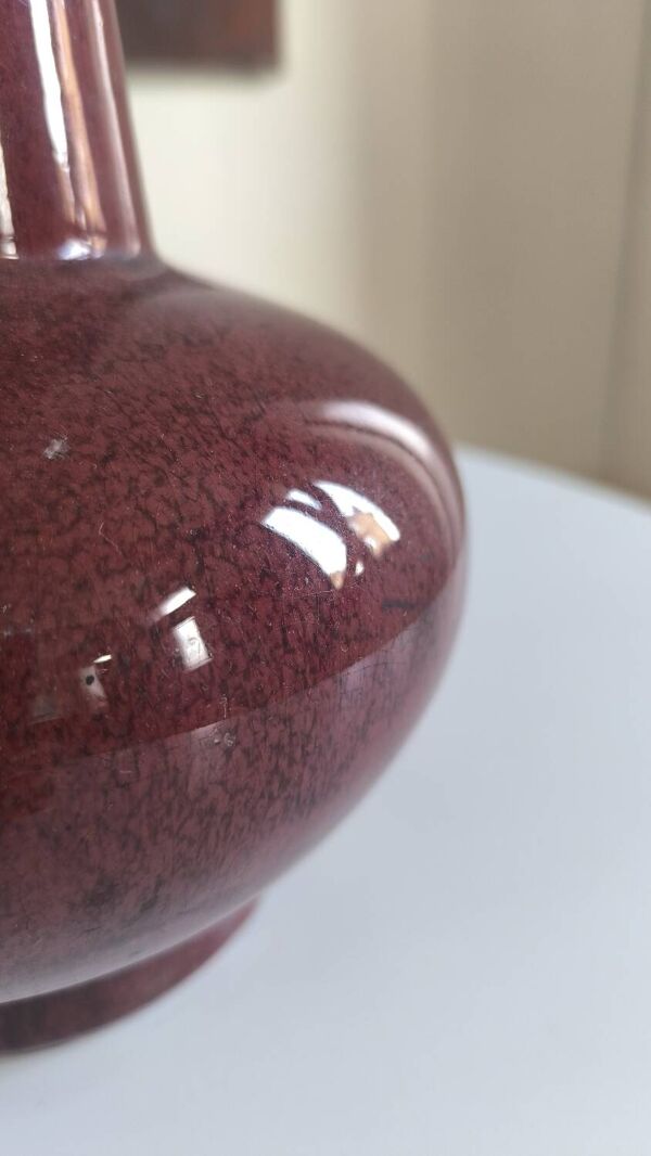 Vase globulaire en porcelaine à haut col ''sang de boeuf