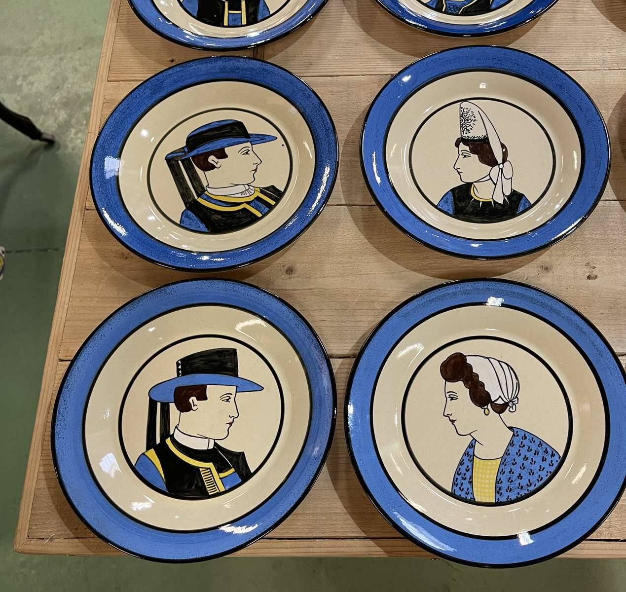 Set of 12 earthenware plates from Quimper from the 1930s - 12 portraits