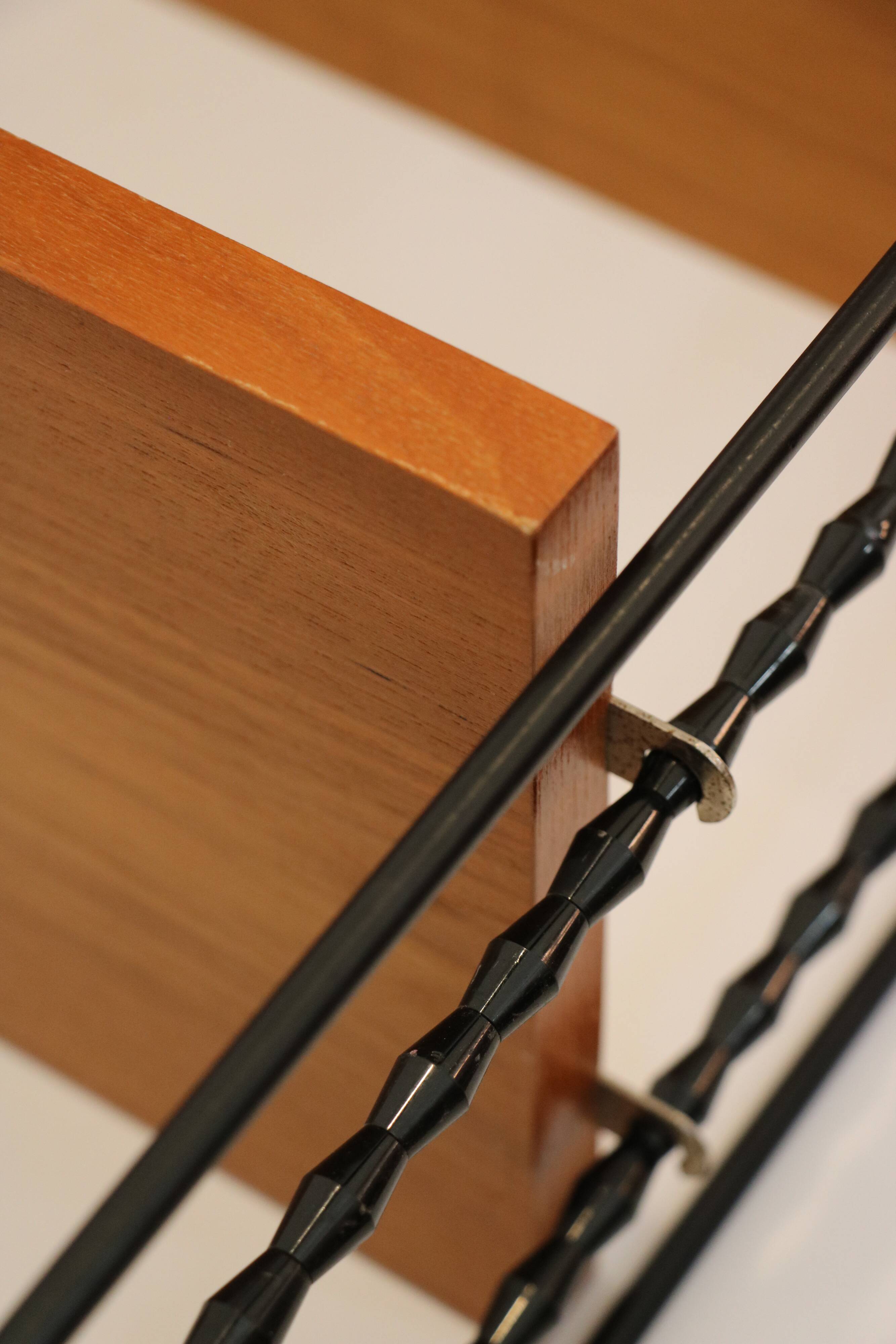 String shelf in wood and black metal