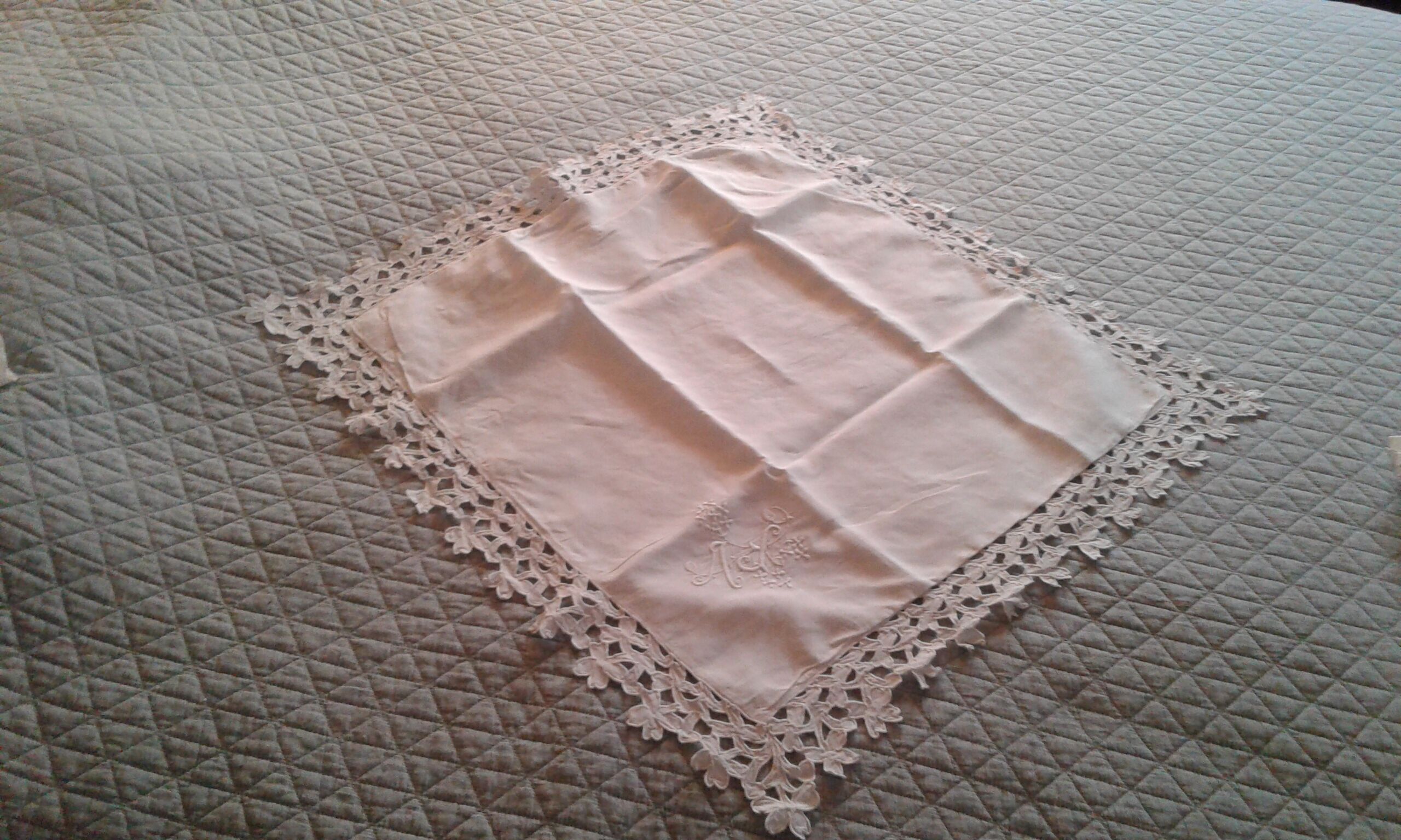 Superb lin's tai. Richelieu flowers embroidery, ML monogram