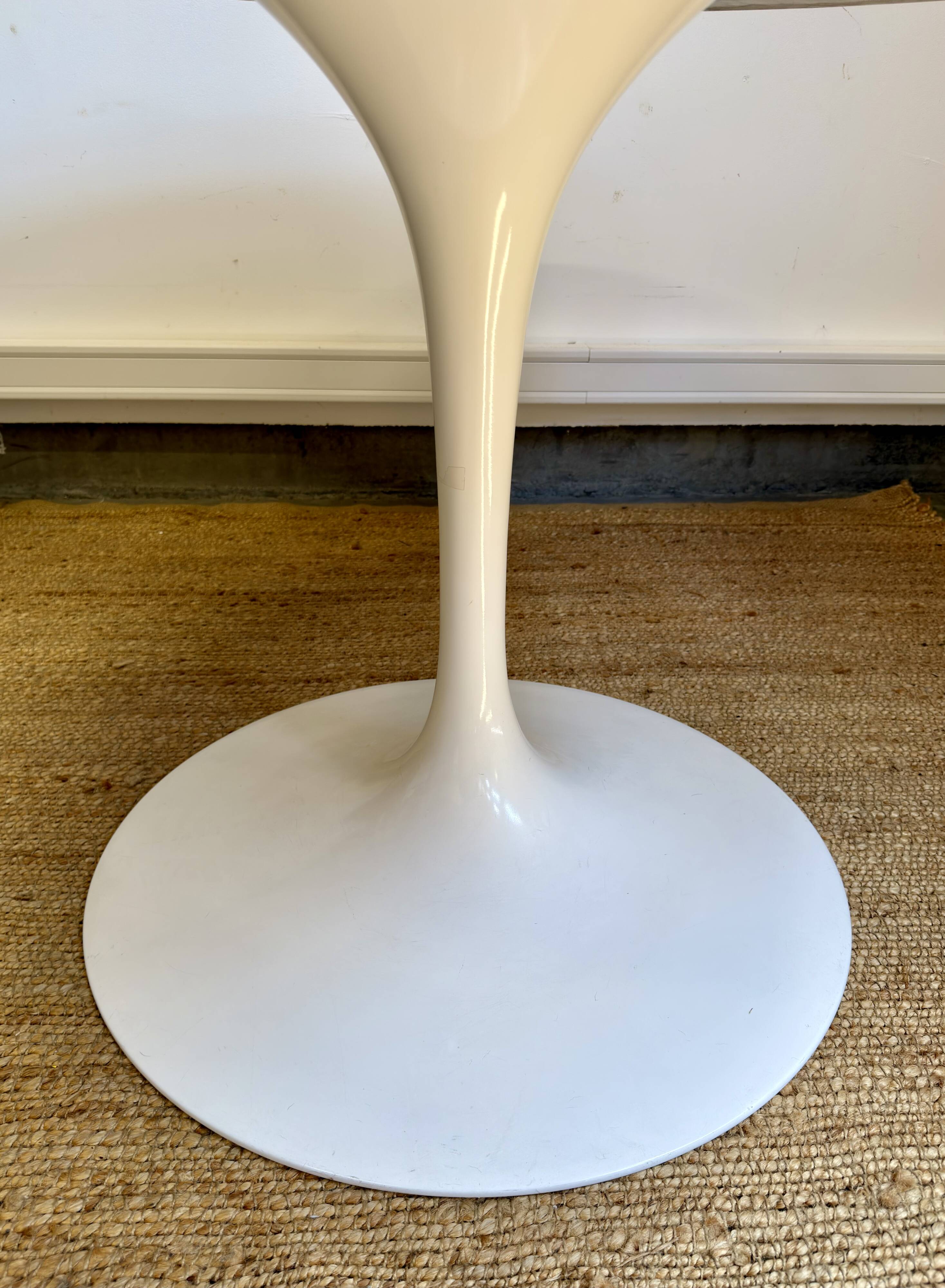 Table Tulip Knoll International par Eero Saarinen – Plateau rond en marbre