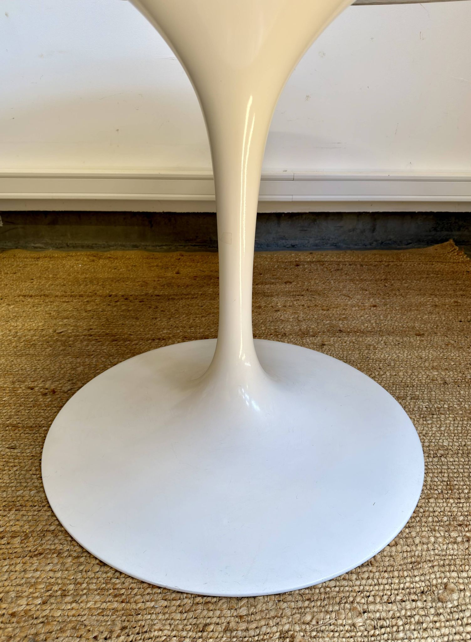 Tulip Knoll International Table by Eero Saarinen – Round marble top