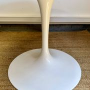 Tulip Knoll International Table by Eero Saarinen – Round marble top