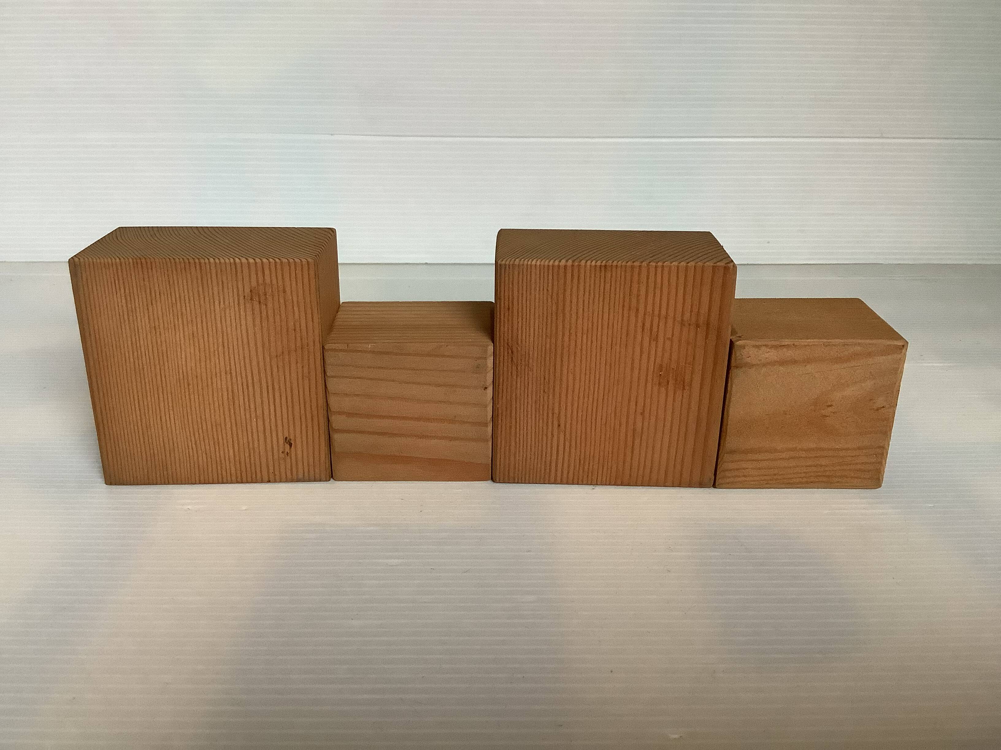 Quatre bougeoirs en bois scandinave