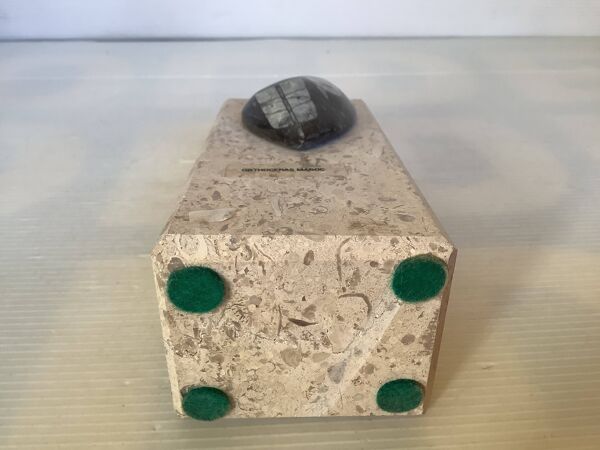 Un serre livres en travertin et fossile asymétrique