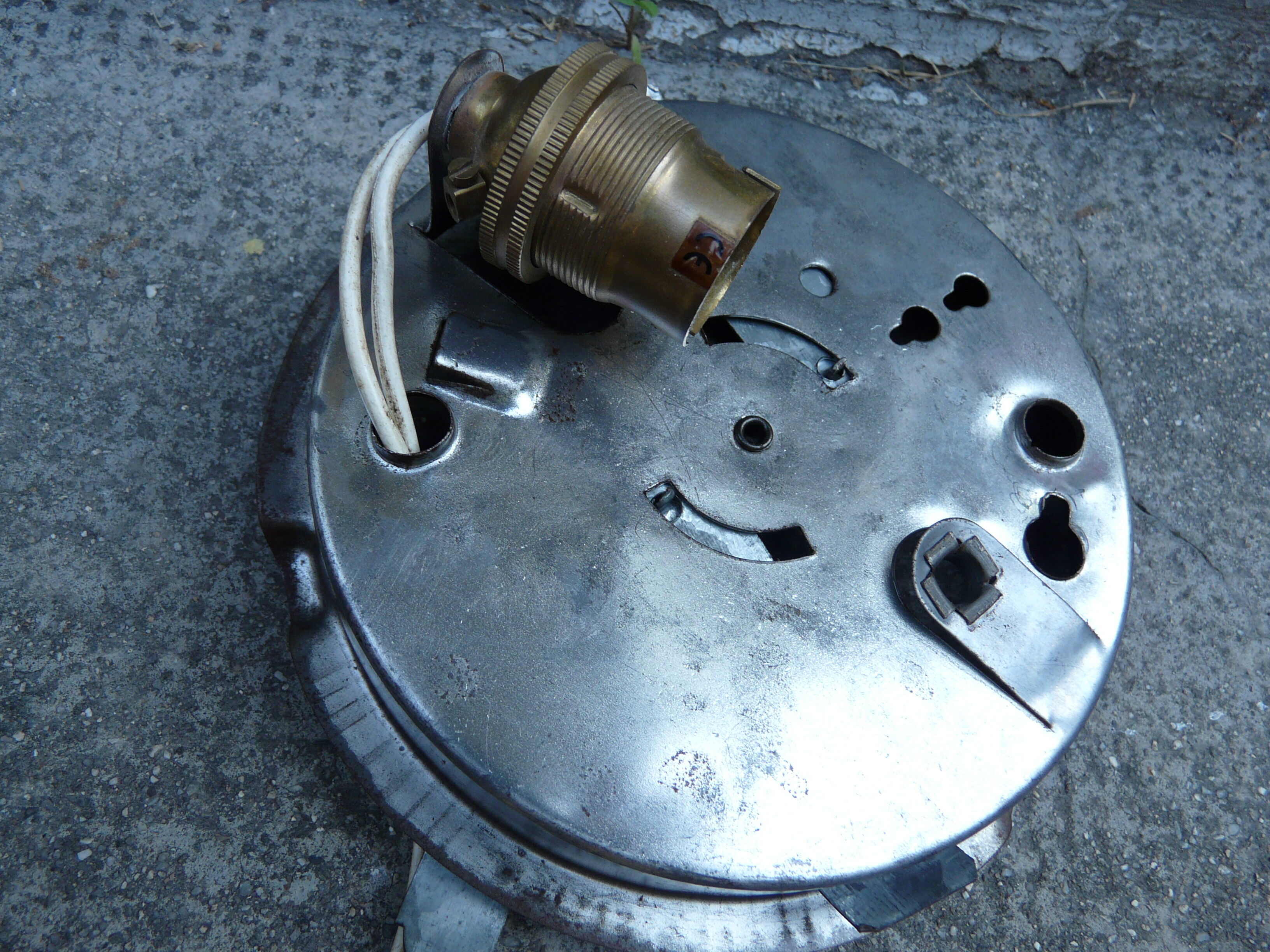 Round globe ceiling lamp in white opaline glass