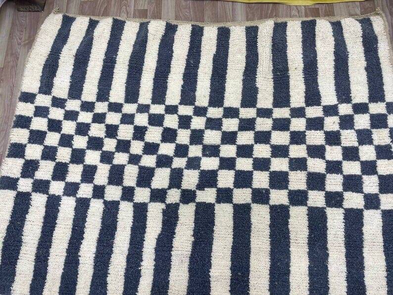 Handmade Moroccan Beni Ourain rug, size 140 x 260 cm.