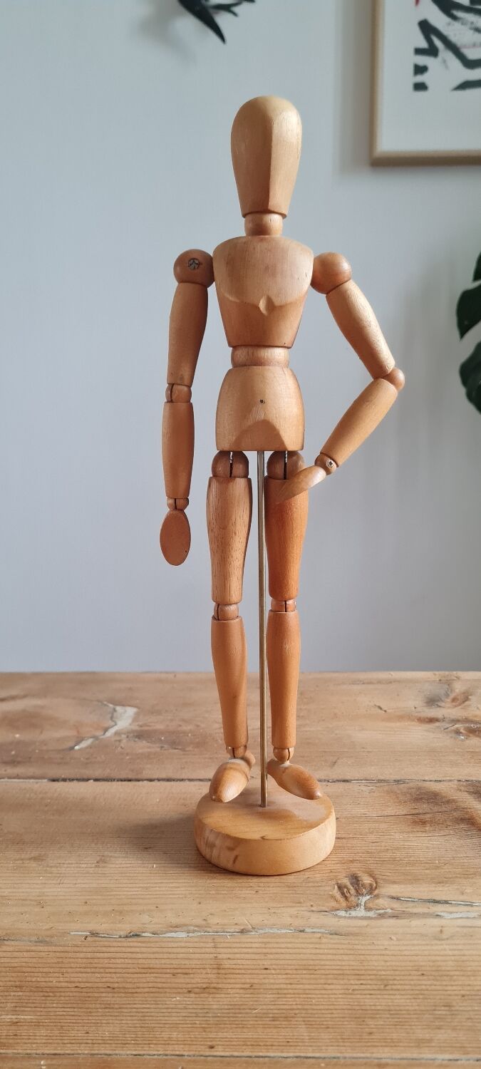Articulated wooden mannequin