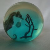 Sulfure boule résine inclusion hippocampe corail vintage