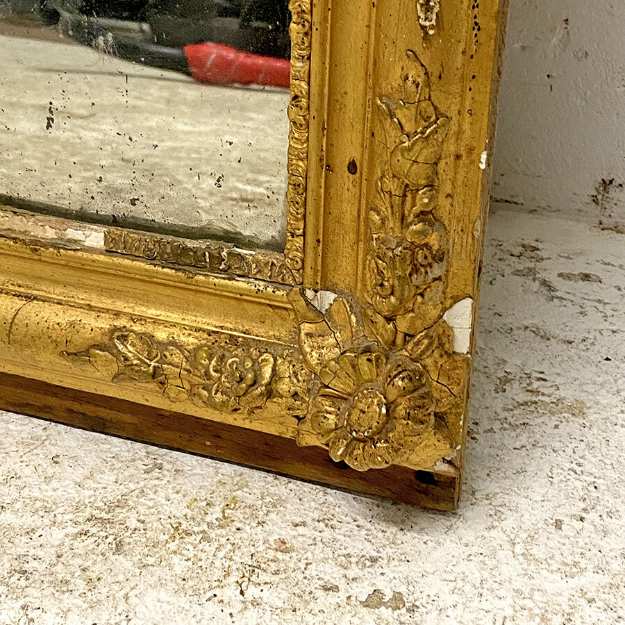 Miroir ancien en bois et stuc doré