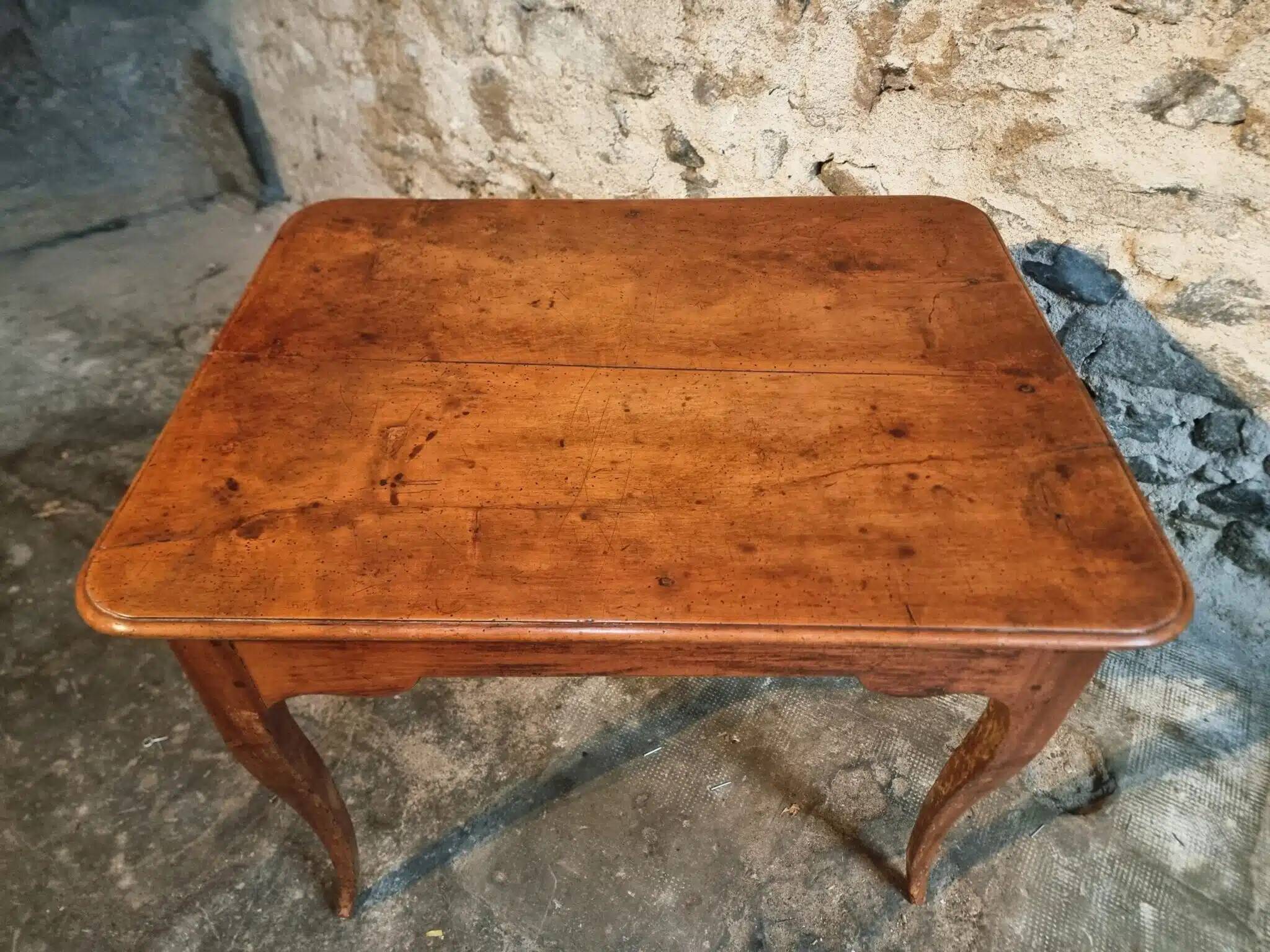 French side table in cherry wood, late 18th century.