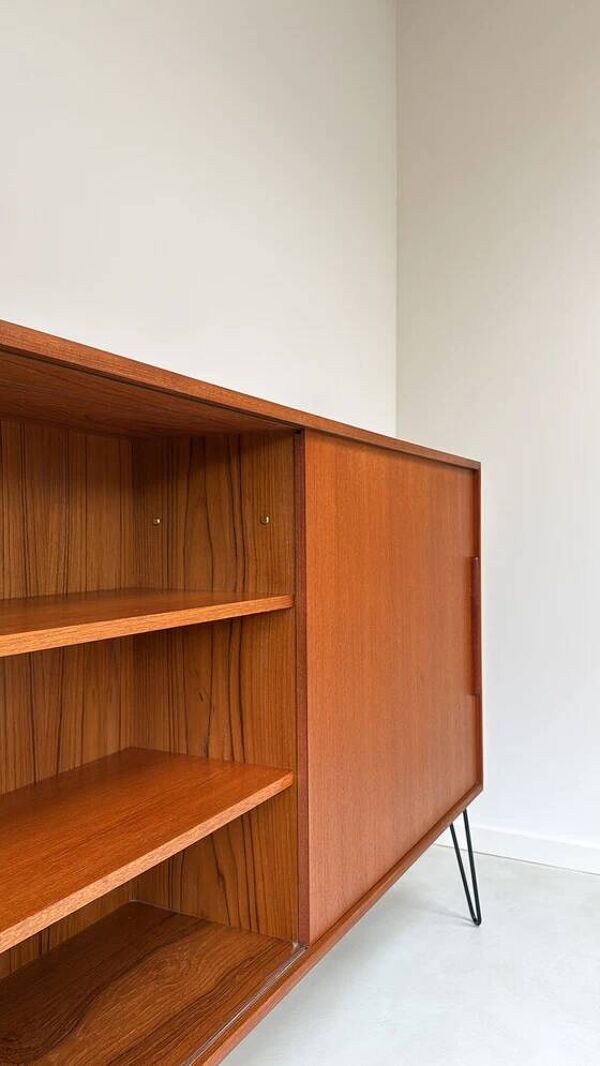 Buffet en bois vintage avec porte coulissante