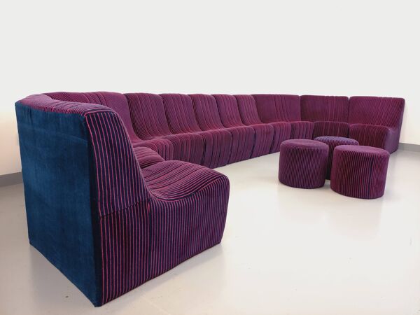 Canapé modulable vintage Snake composé de 11 modules chauffeuses et 3 poufs en tissu velours