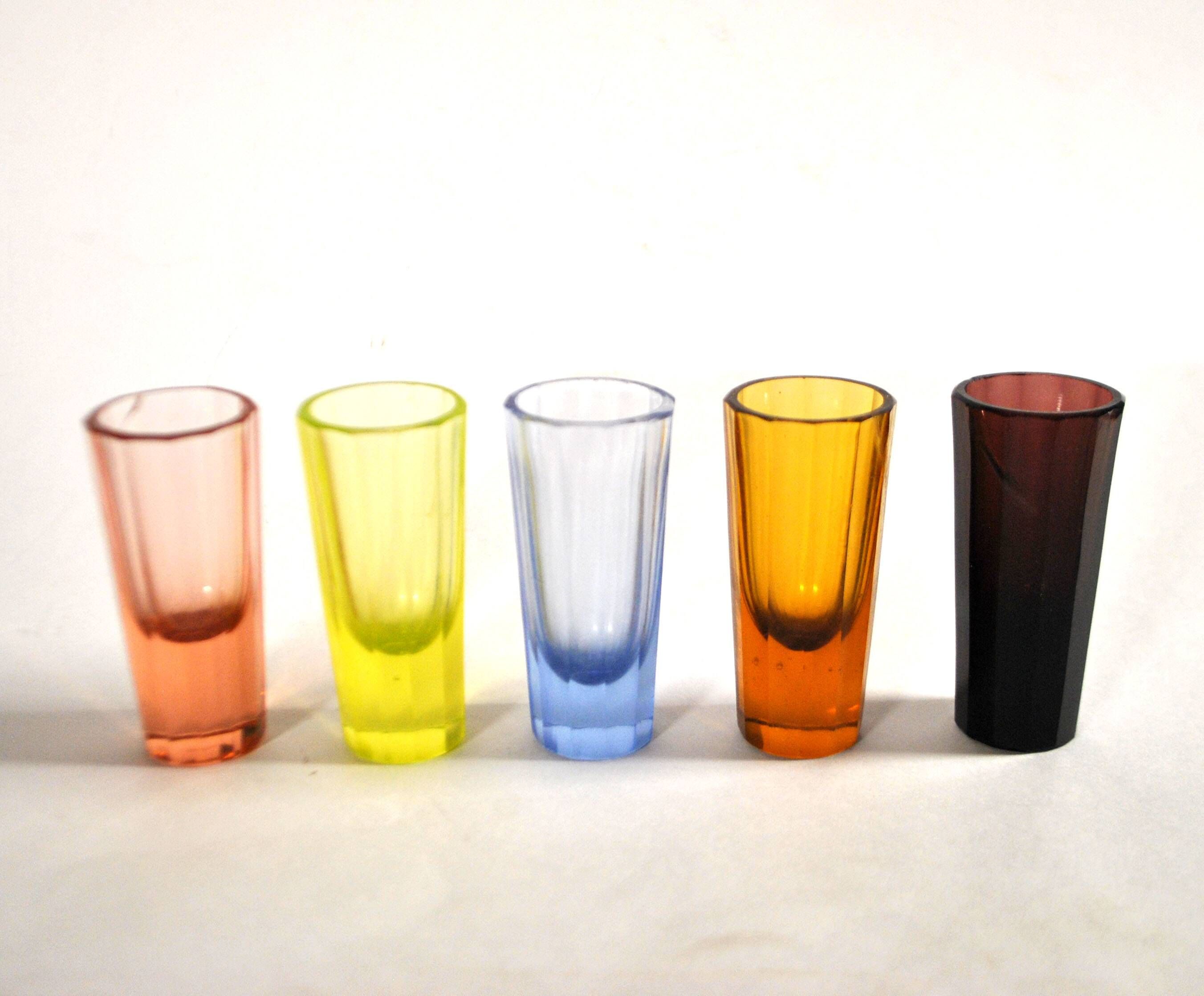 Set of 5 Art Deco 1920s shooter glasses in coloured and uranium glass - ouraline.