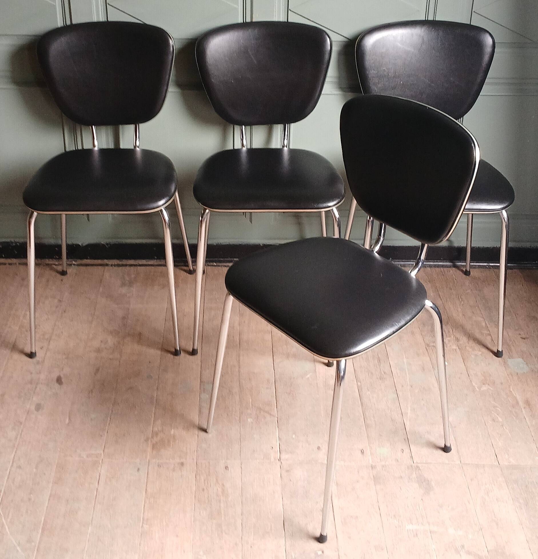 Suite de 4 chaises cuir synthétique noir & galon nacré