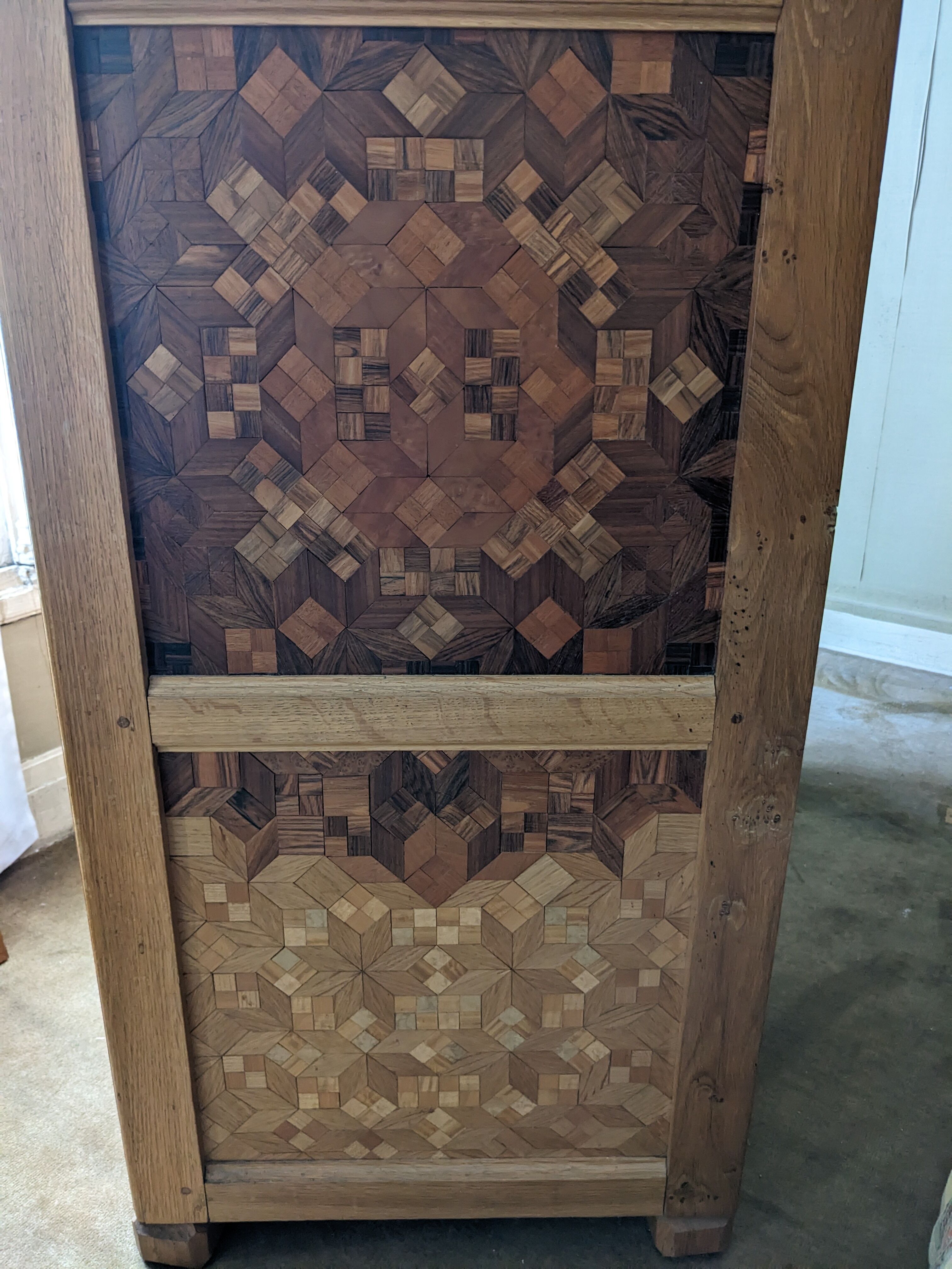 Marquetry chest of drawers