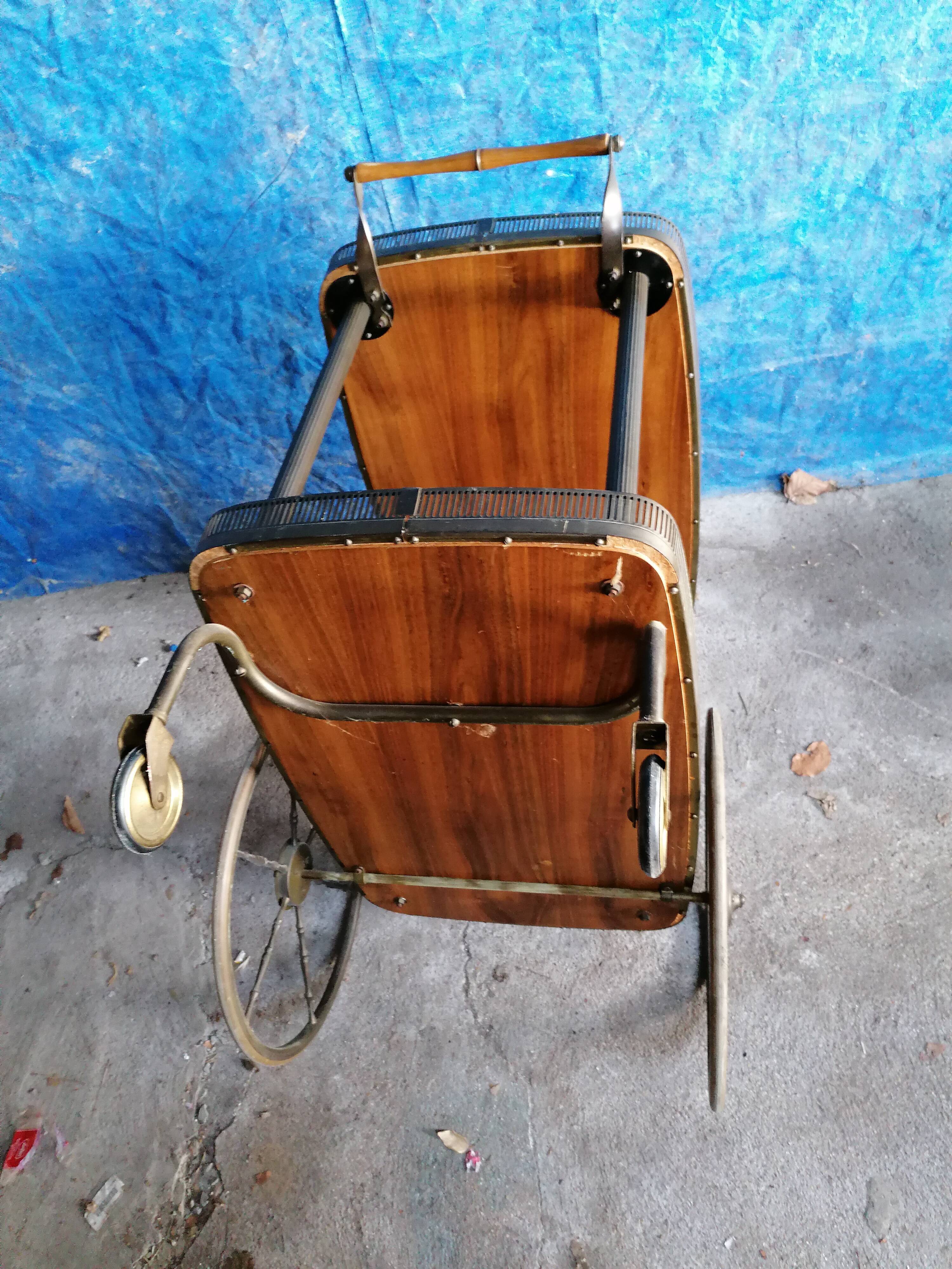 Serving table on wheels