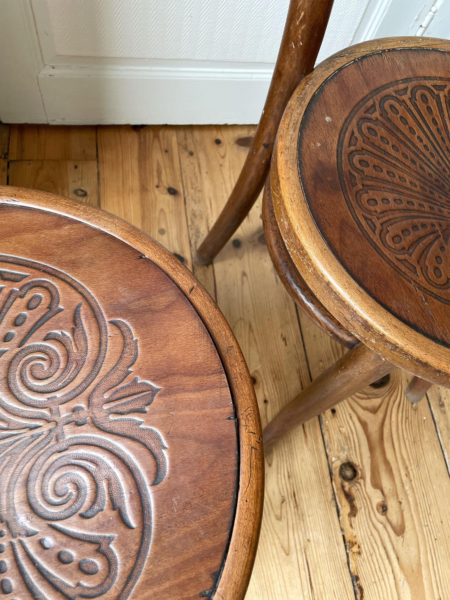 Lot 2 wooden Thonet bistro chairs