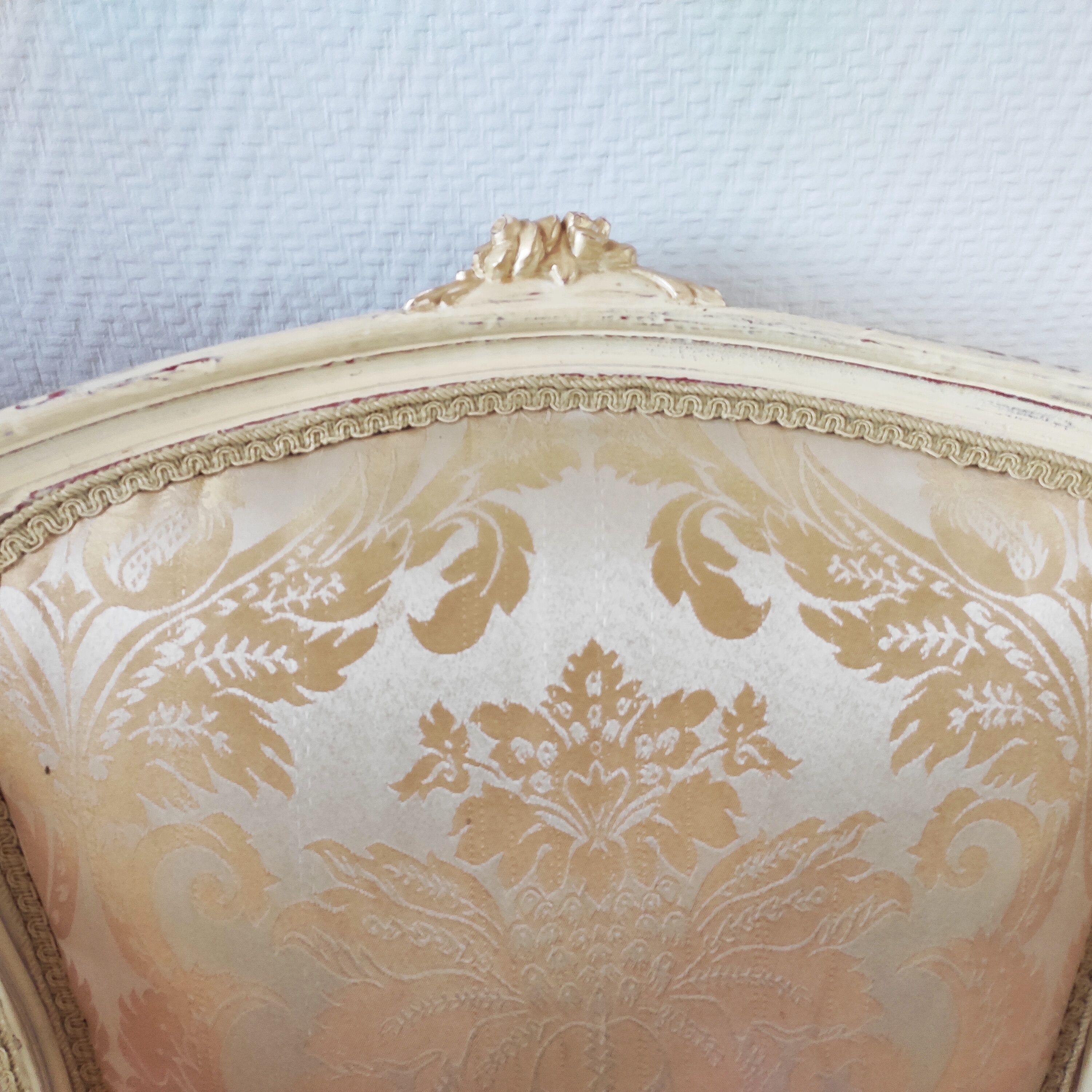 Fauteuil ancien bergère style Louis XV patiné