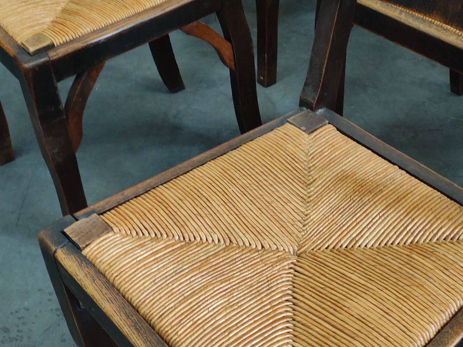 Suite of 6 chairs brutalist style straw and solid oak