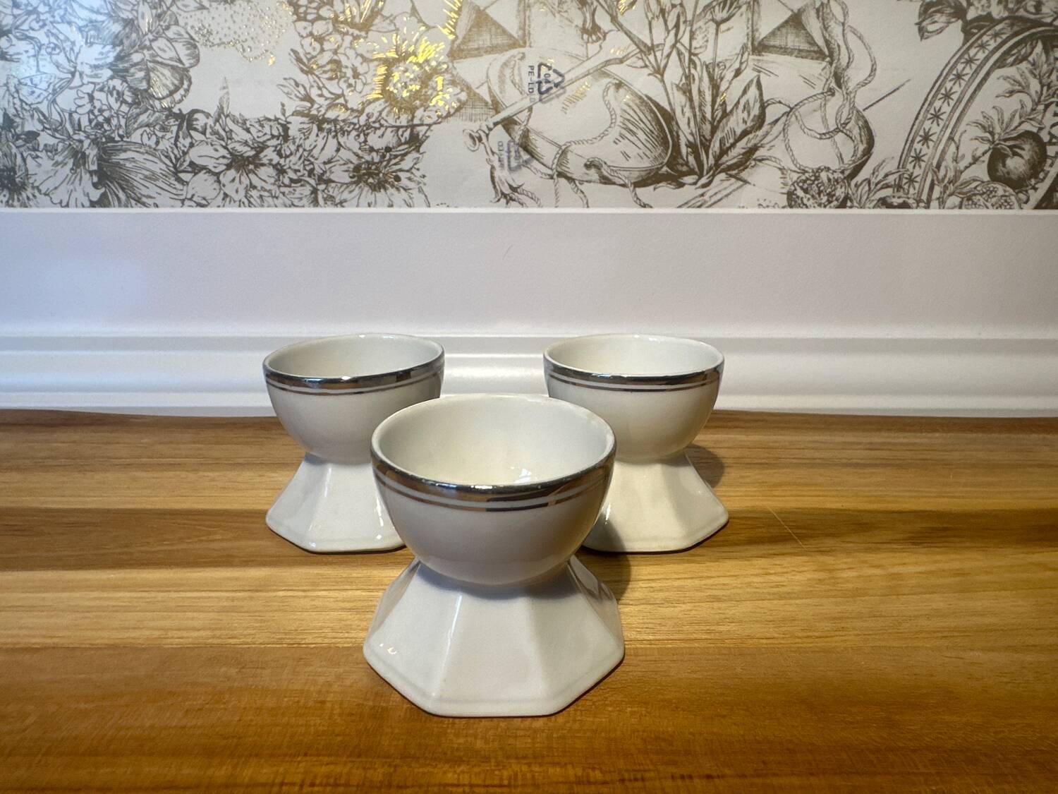 Diabolo egg cup in porcelain and silver