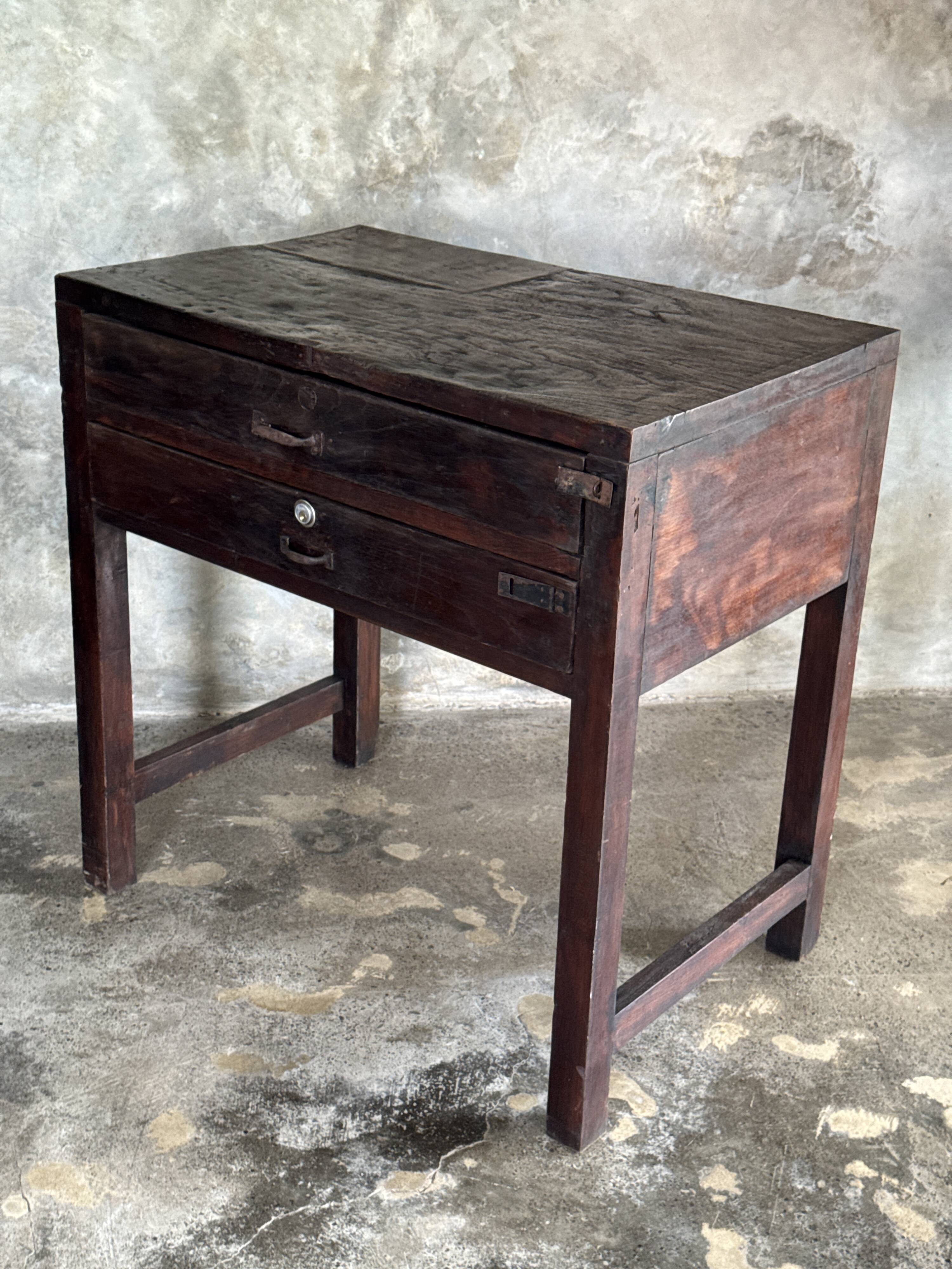 Meuble de métier ancien indonésien en teck à deux tiroirs H80,5 L79,5x51