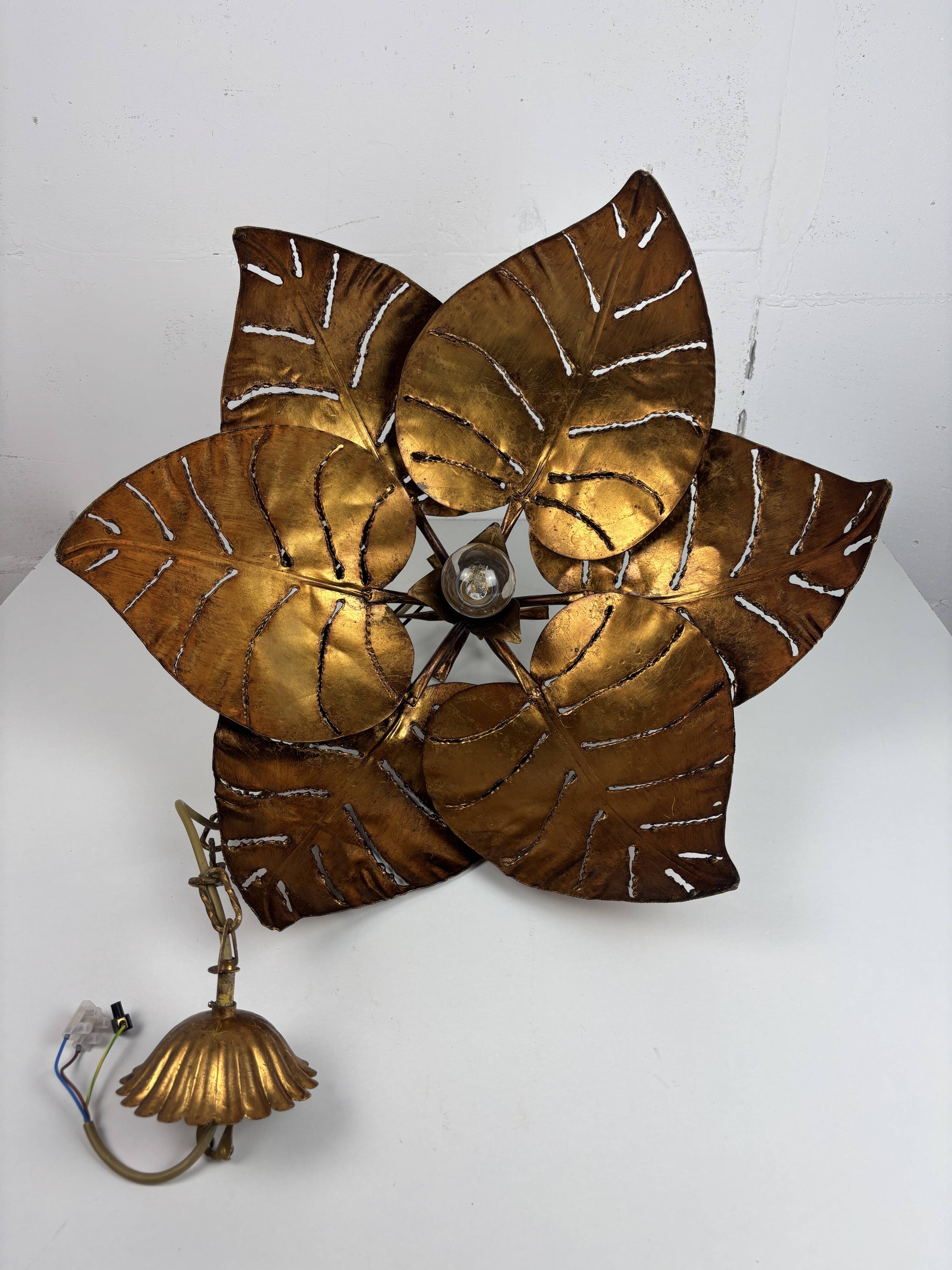 Suspension feuille de palmier en métal doré du milieu du siècle