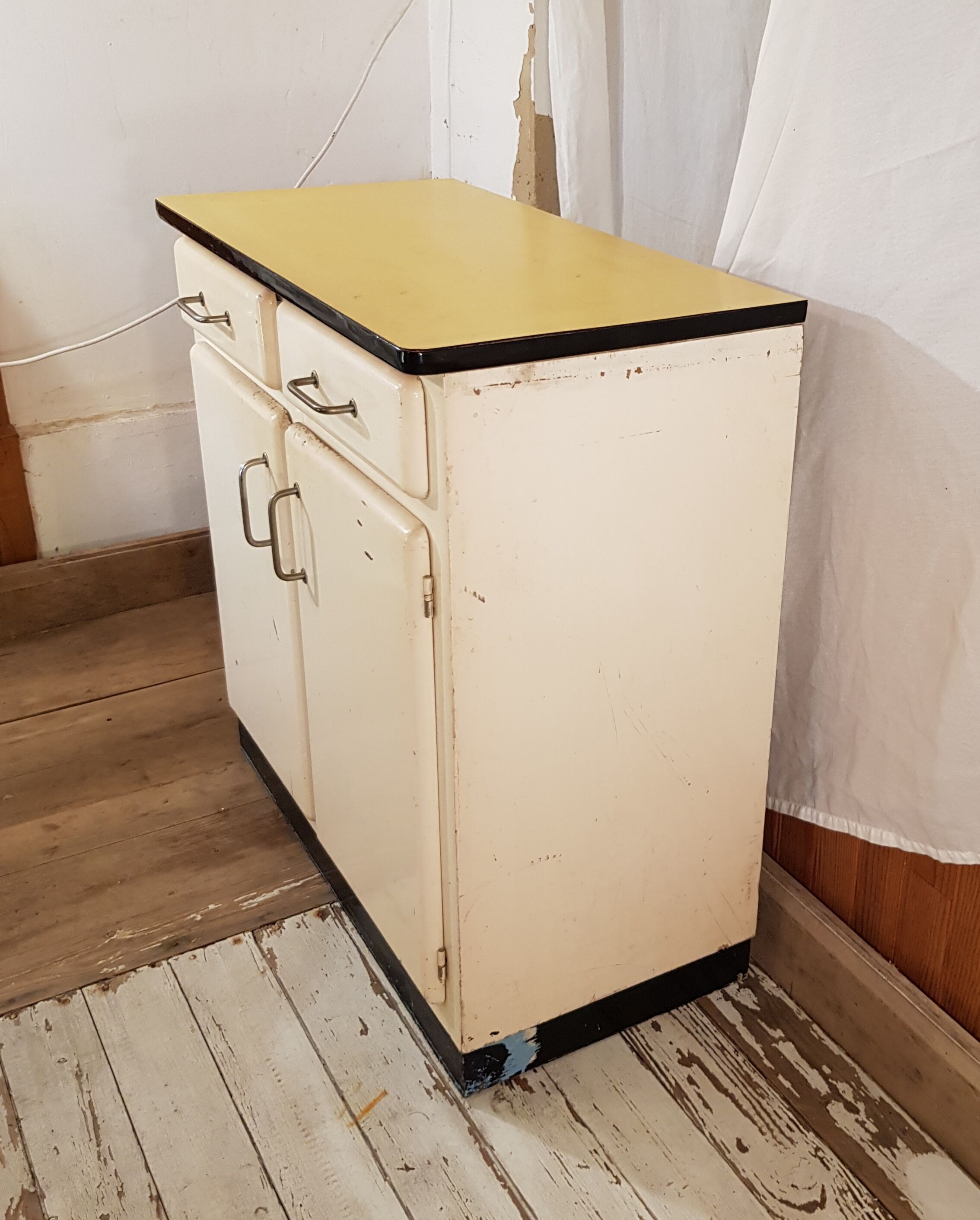 Mado buffet with yellow formica tray