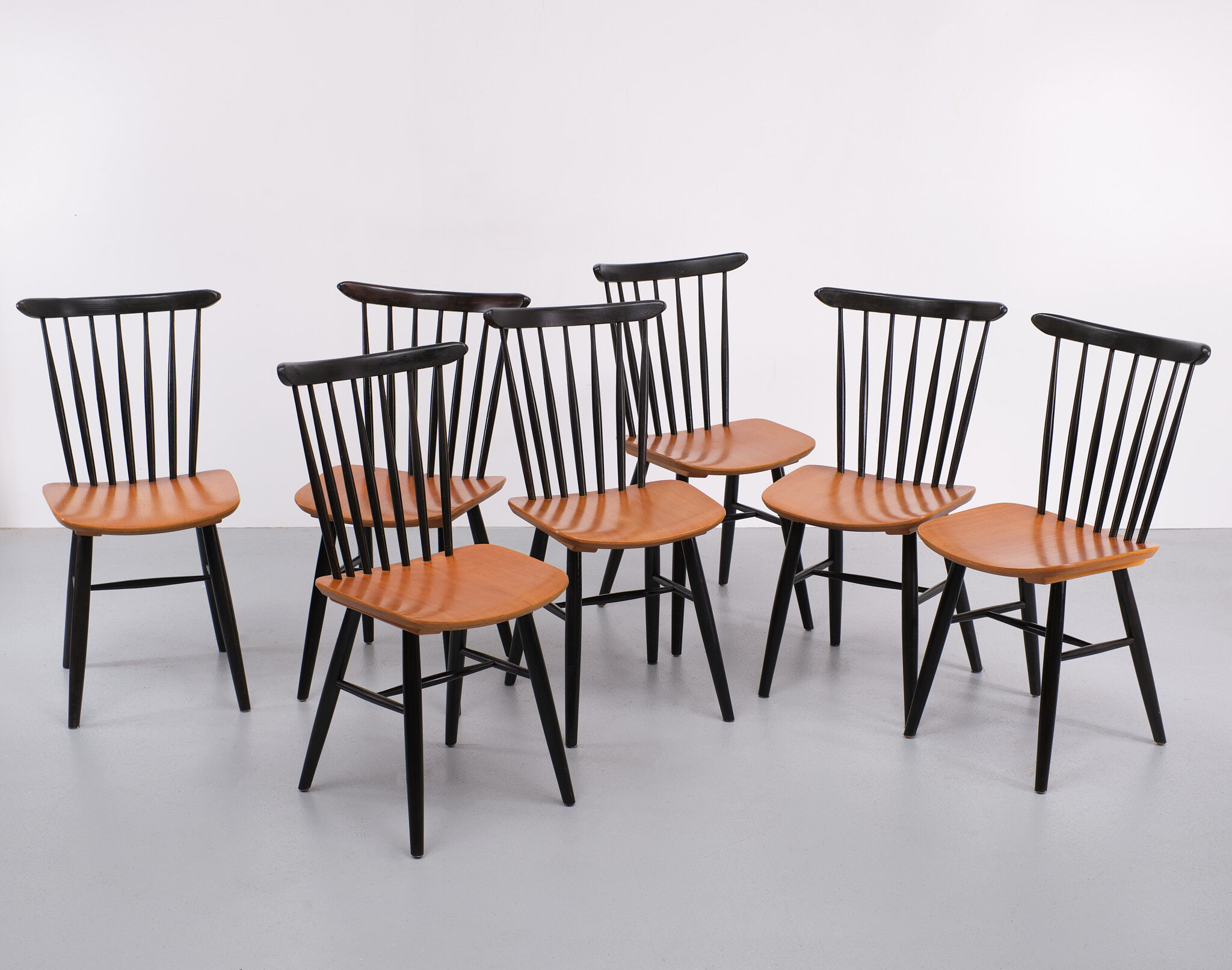 Set off 7 spindle back dining chairs, 1960s