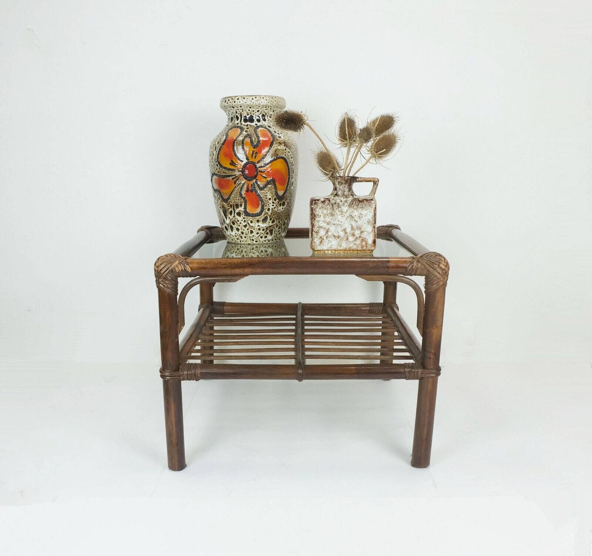 table d'appoint des années 1970 en bambou, osier et verre