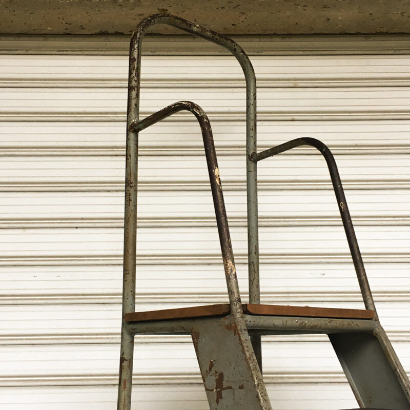 Mobile stool of workshop