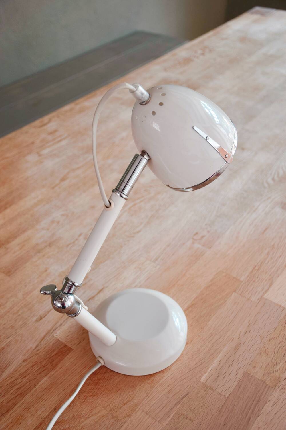 Lampe de bureau blanche chromée