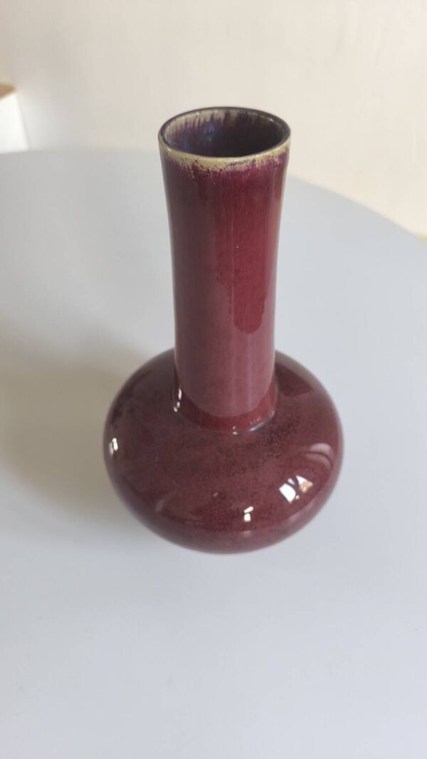 Vase globulaire en porcelaine à haut col ''sang de boeuf