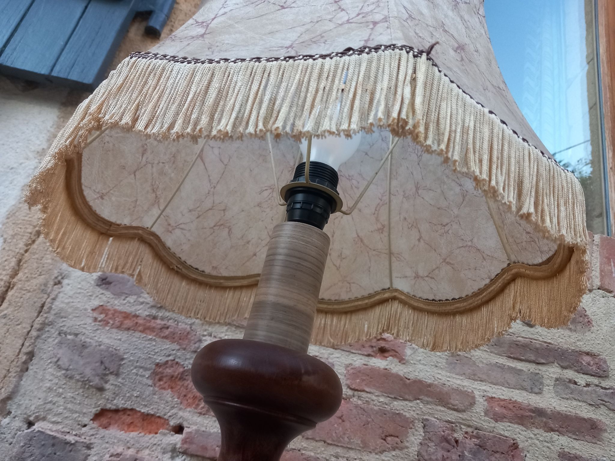 Lampe vintage en bois et abat jour à franges