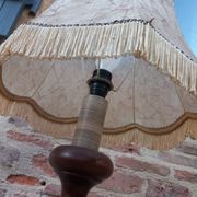 Lampe vintage en bois et abat jour à franges