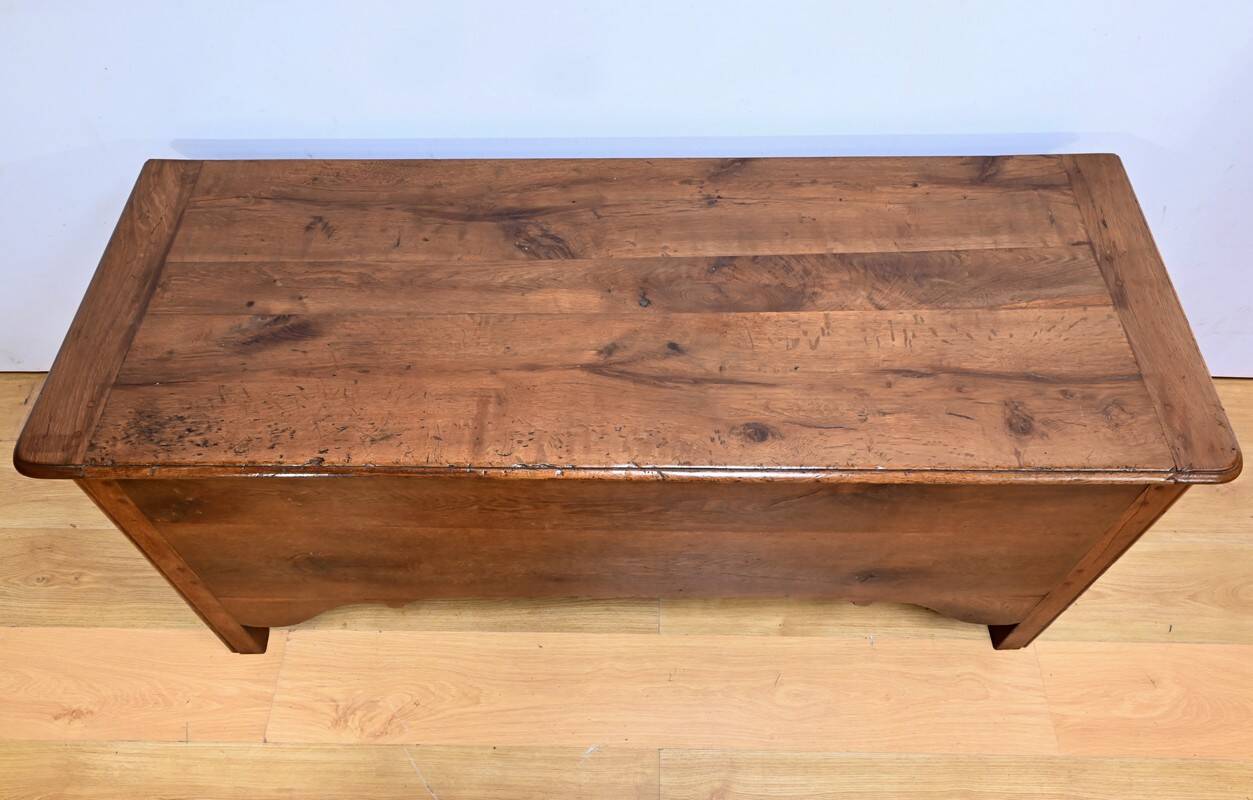 Important oak chest – late 19th century