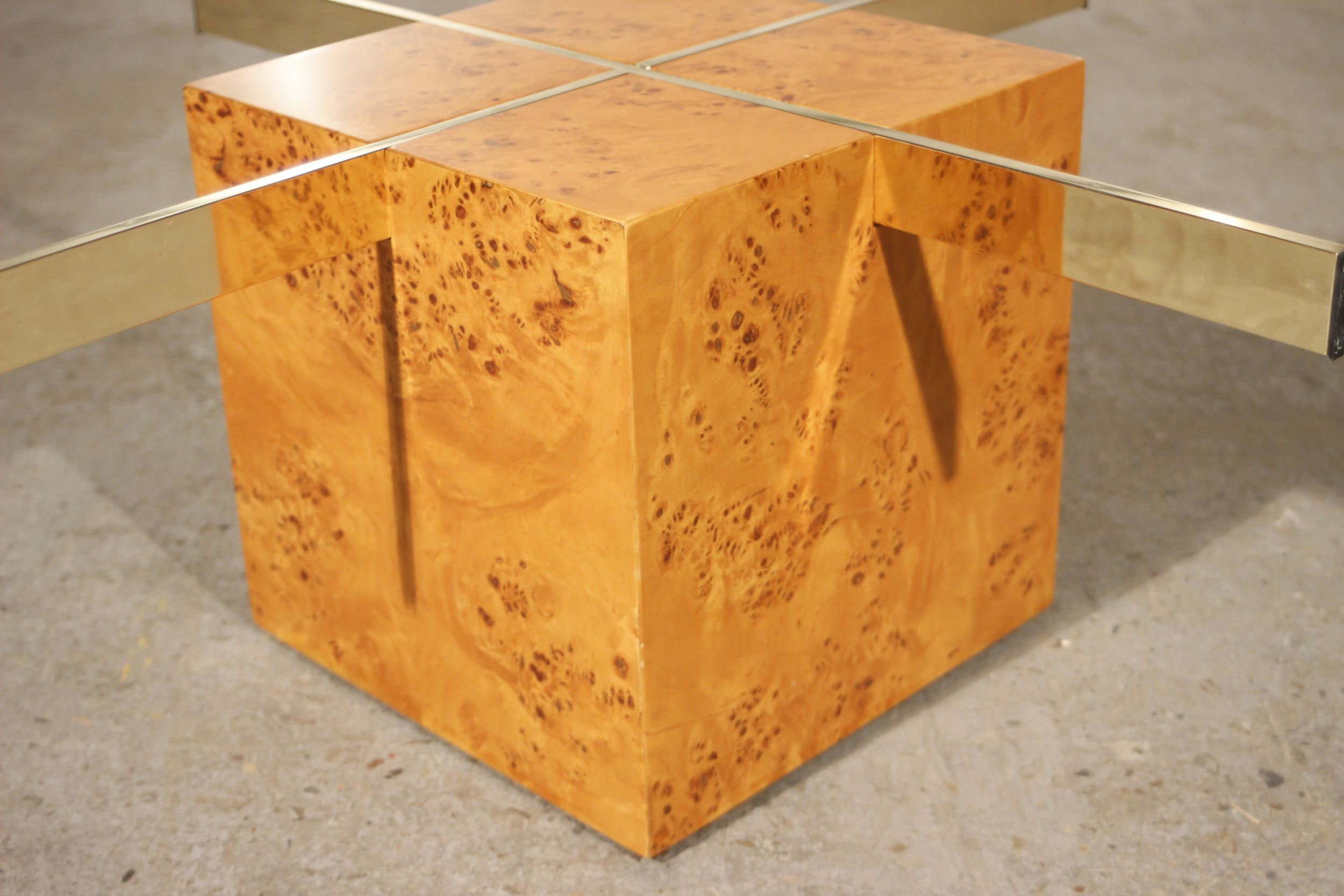 Table basse en loupe d'orme et verre trempé par Jean Claude Mahey pour roche bobois années 70