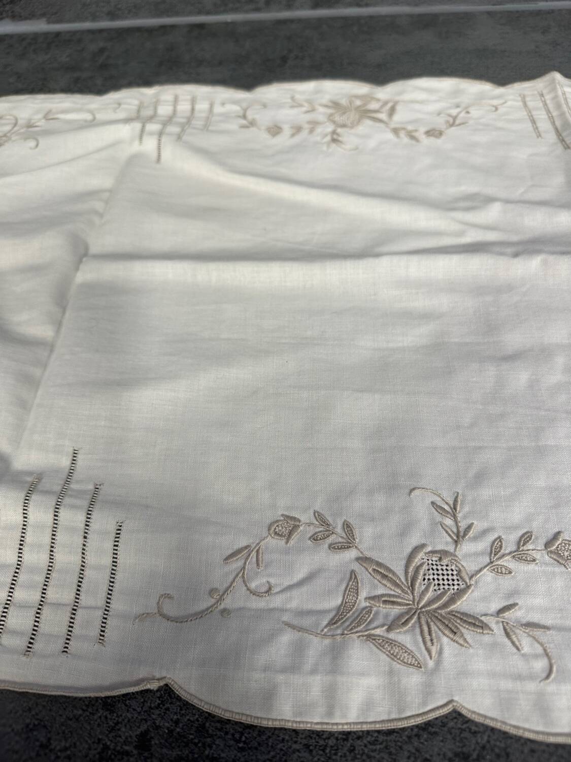 Old embroidered cotton table runner - circa 1900 - l 105 cm / l 68 cm