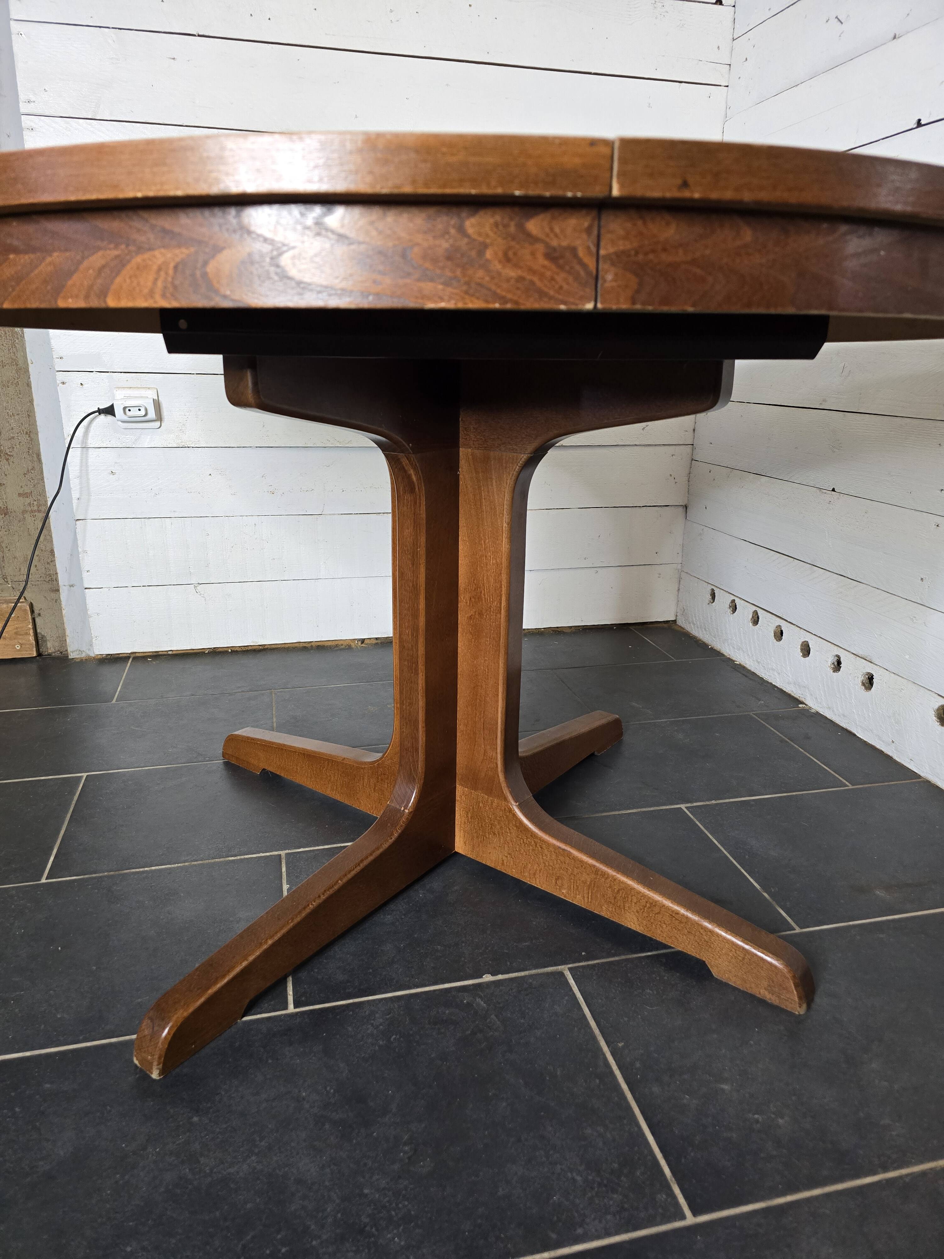 Vintage extendable round table from the 60s