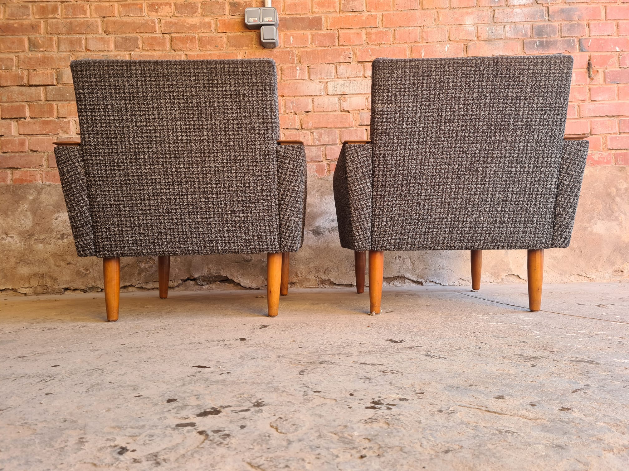 Paire de fauteuils club 70"