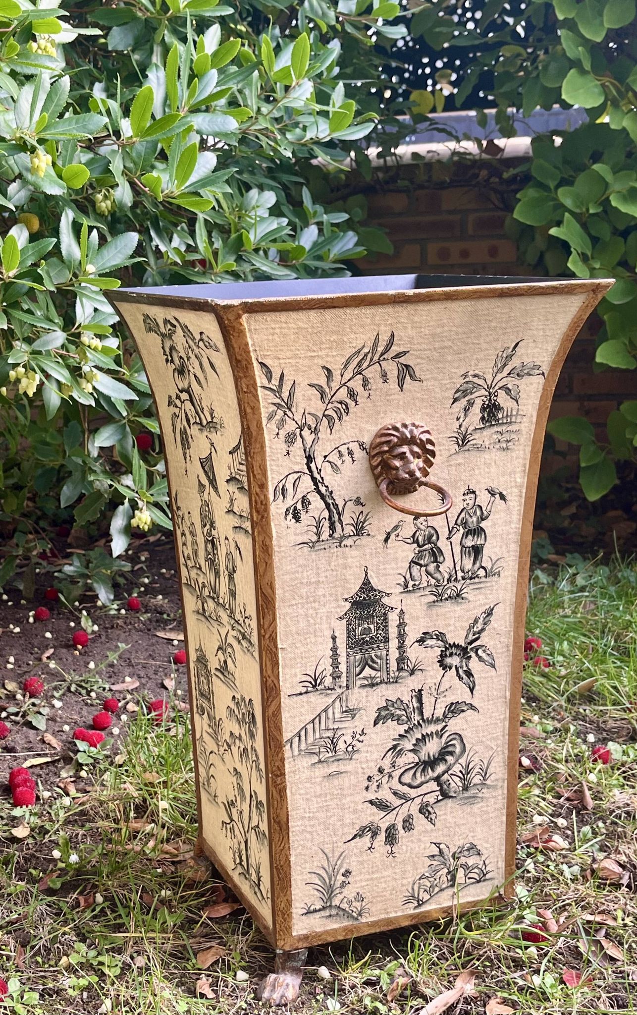 Grand cache-pot tôle - Décor aux Chinois- Pattes de lion - Très bon état