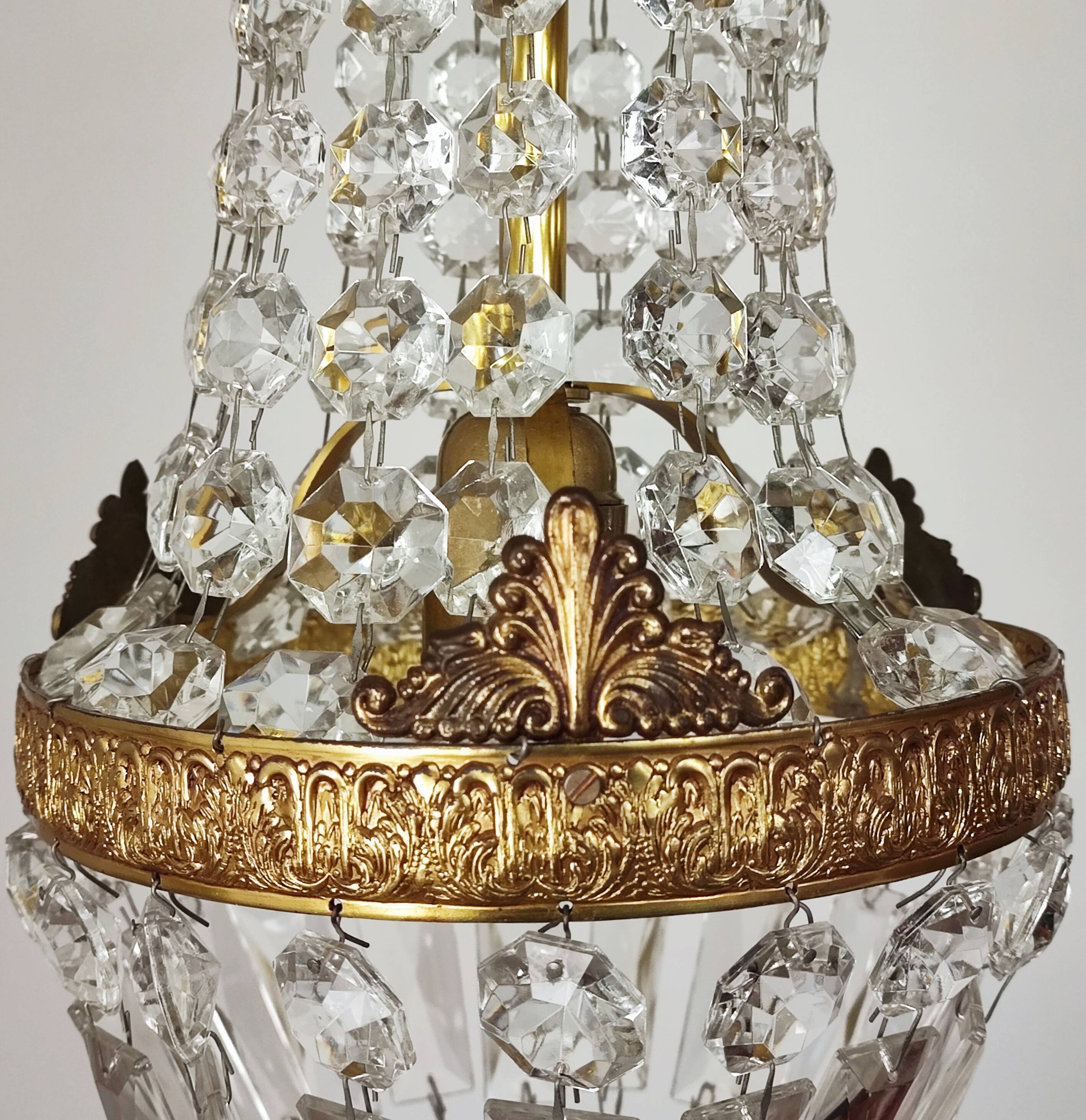 Balloon chandelier with pendants