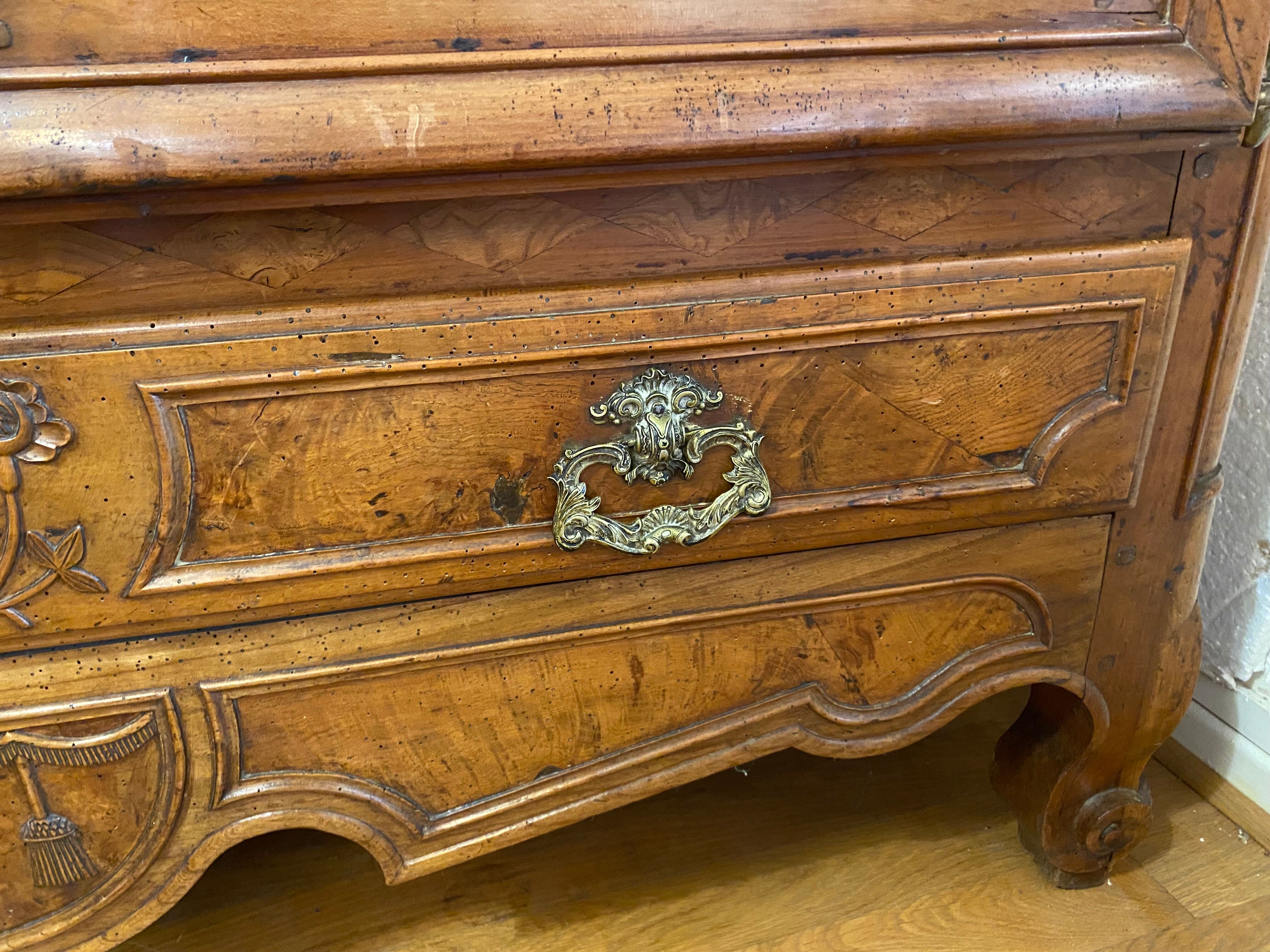Wedding wardrobe of the Bressan country in walnut and walnut magnifying glass dated 1850