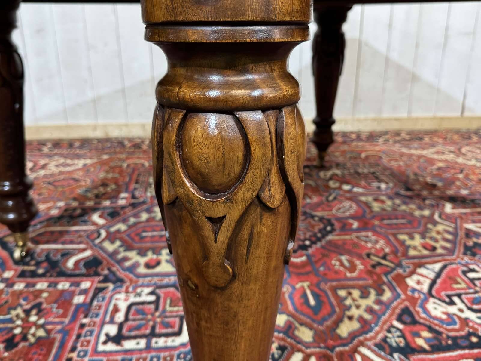 Victorian-style mahogany English table with 3 extensions.