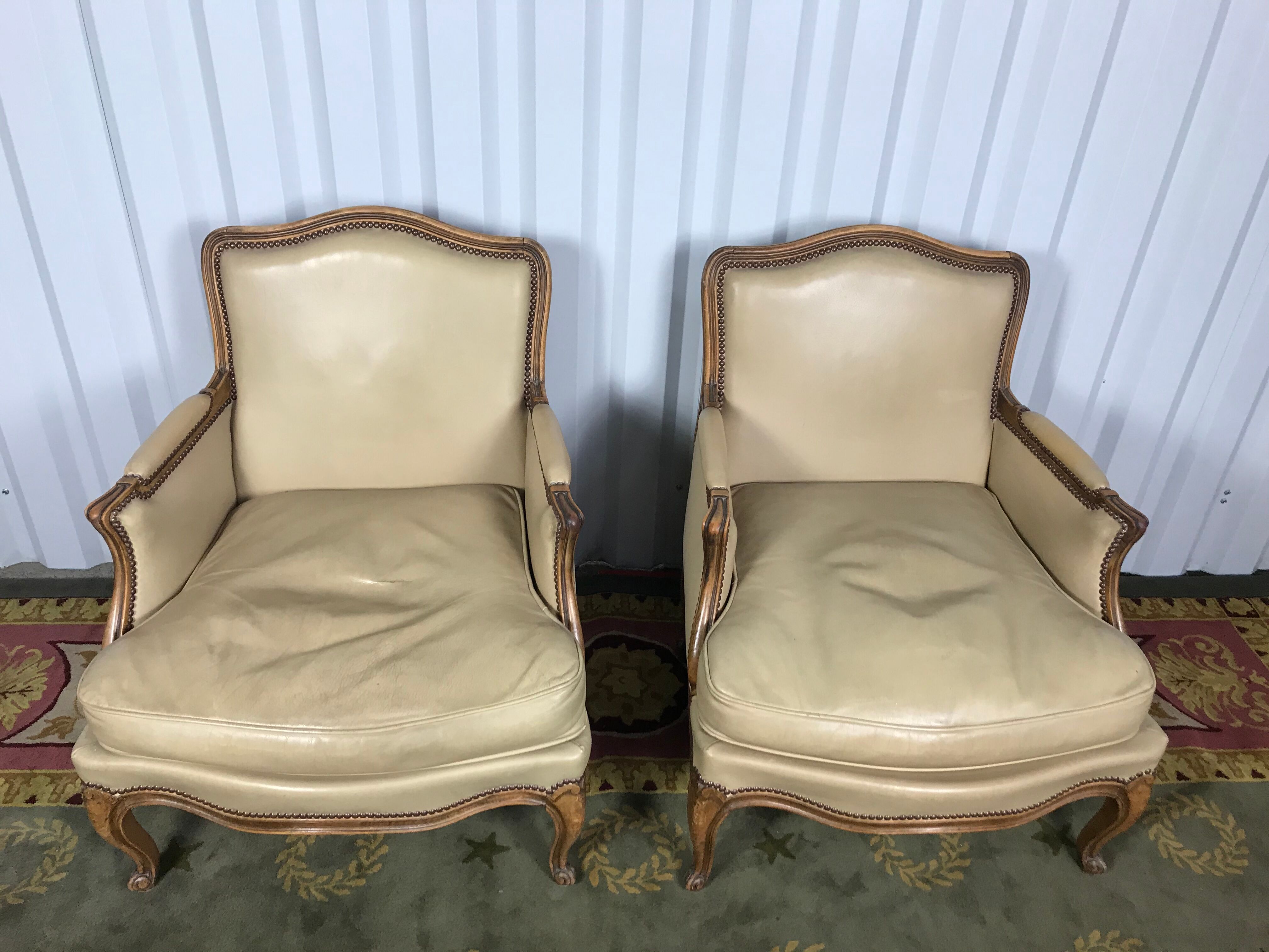 Paire de bergères style Louis XV cuir beige