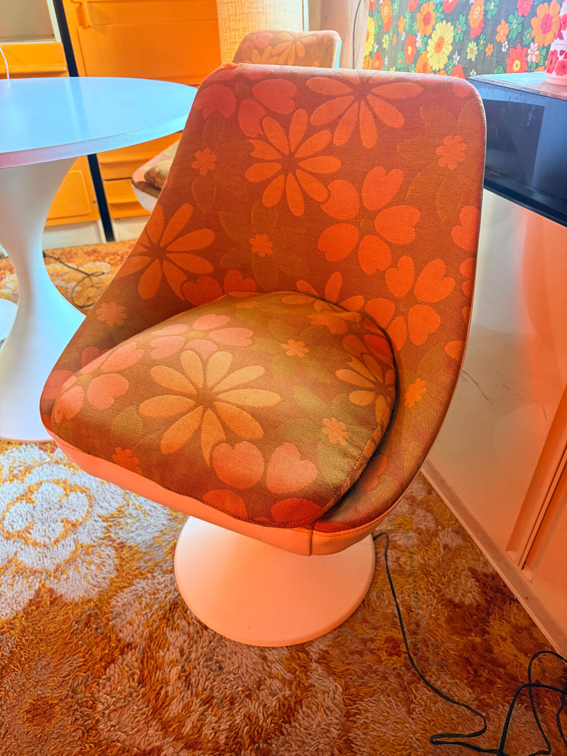 Table and tulip leg chair, vintage space age from the 70s.