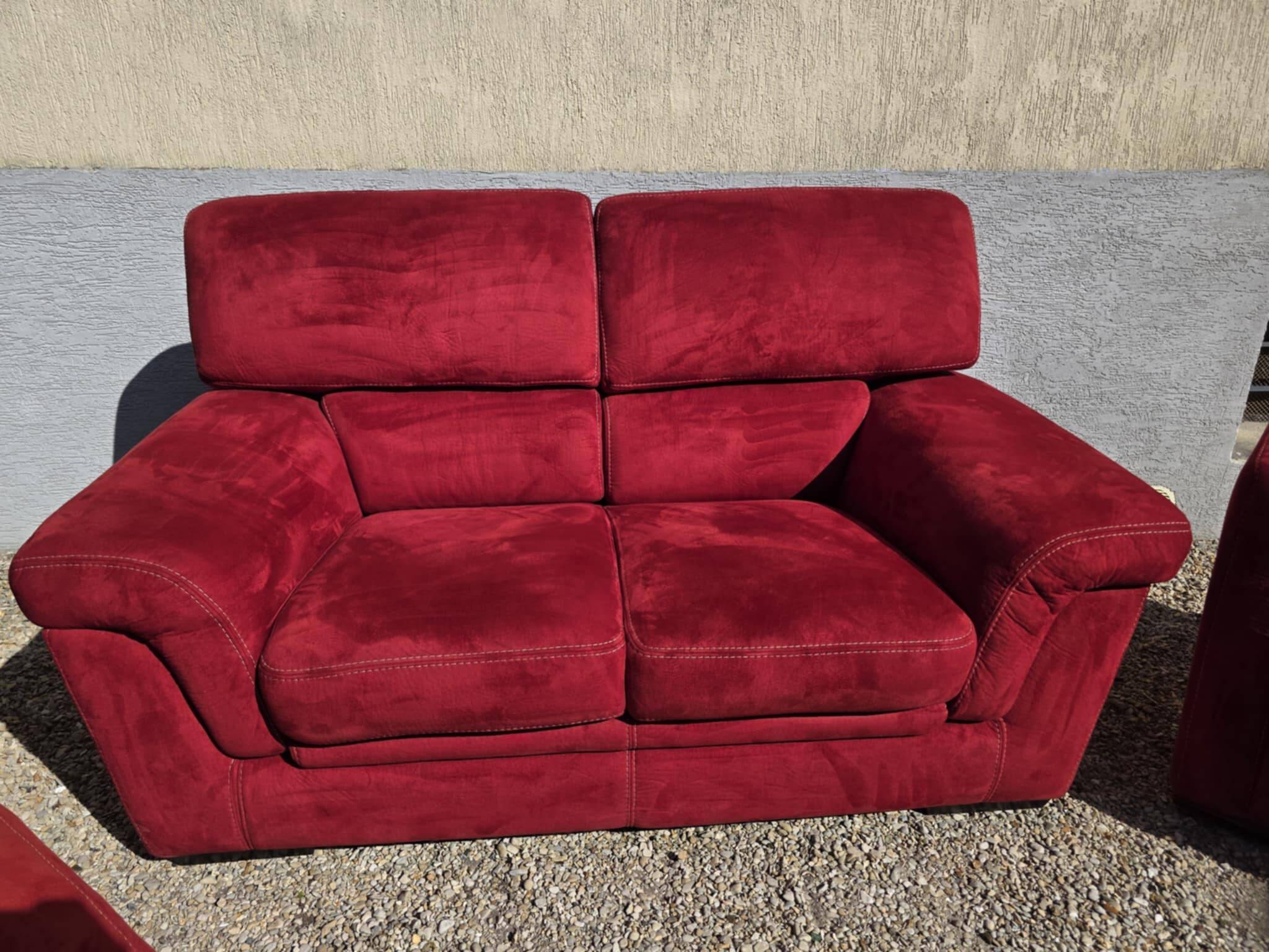 Ensemble un canapé deux fauteuils rouge et un pouf très bon état